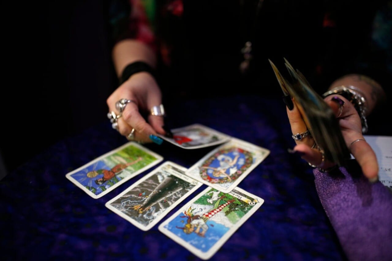 Cartas de tarot dispuestas para una sesión de lectura proyectiva y autoconocimiento.