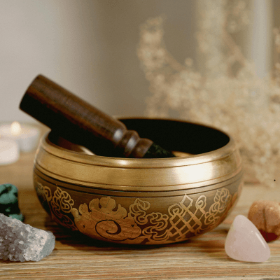 Cuenco de bronce tradicional utilizado en sesiones de bienestar energético y meditación activa.