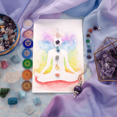 Ilustración de chakras y cristales de introspección para el crecimiento personal