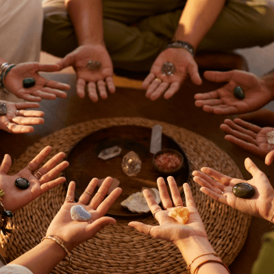 Grupo de personas sosteniendo cuarzos en una sesión de introspección personal y guía espiritual.