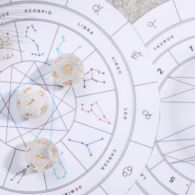 Rueda astrológica blanca con cristales utilizada para analizar la compatibilidad amor signos a través del mapa natal.